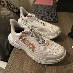 White/gold Mach 5 Hoka running shoes size 8.5